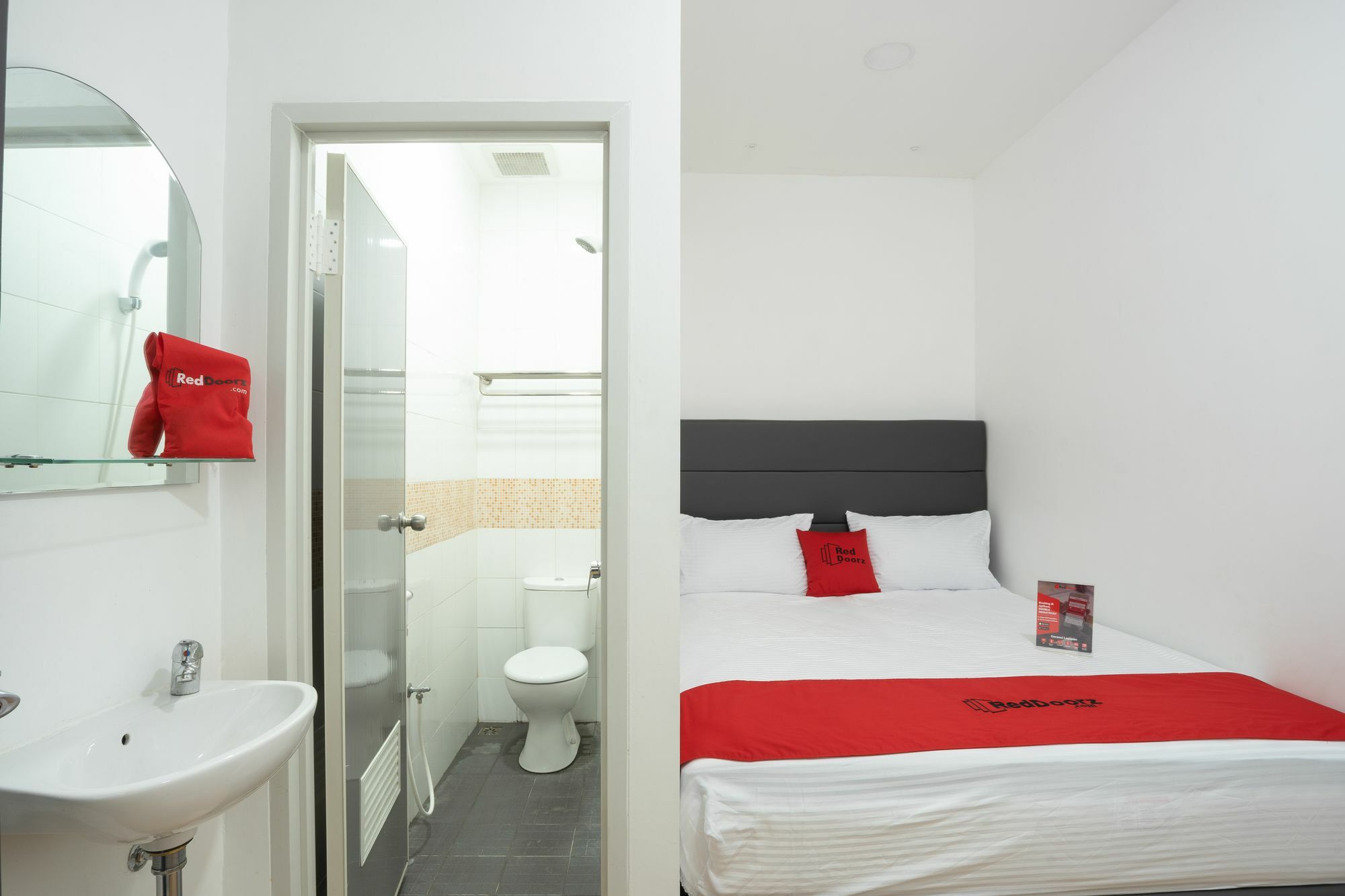 Reddoorz Plus @ Danau Sunter Utara Jakarta Ngoại thất bức ảnh